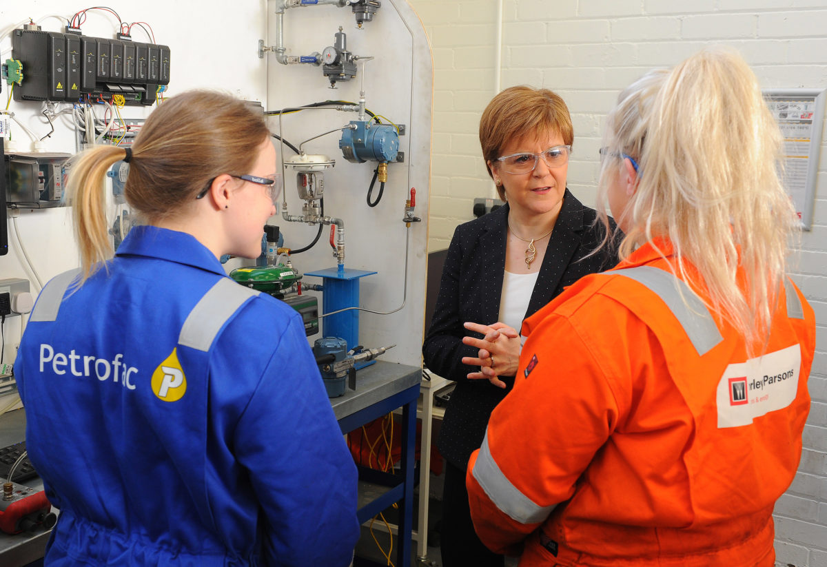 Photography by Whyler Photos of Stirling www.whylerphotos.com – 01786 474340 Scottish First Minister Nicola Sturgeon meets oil and gas apprentices