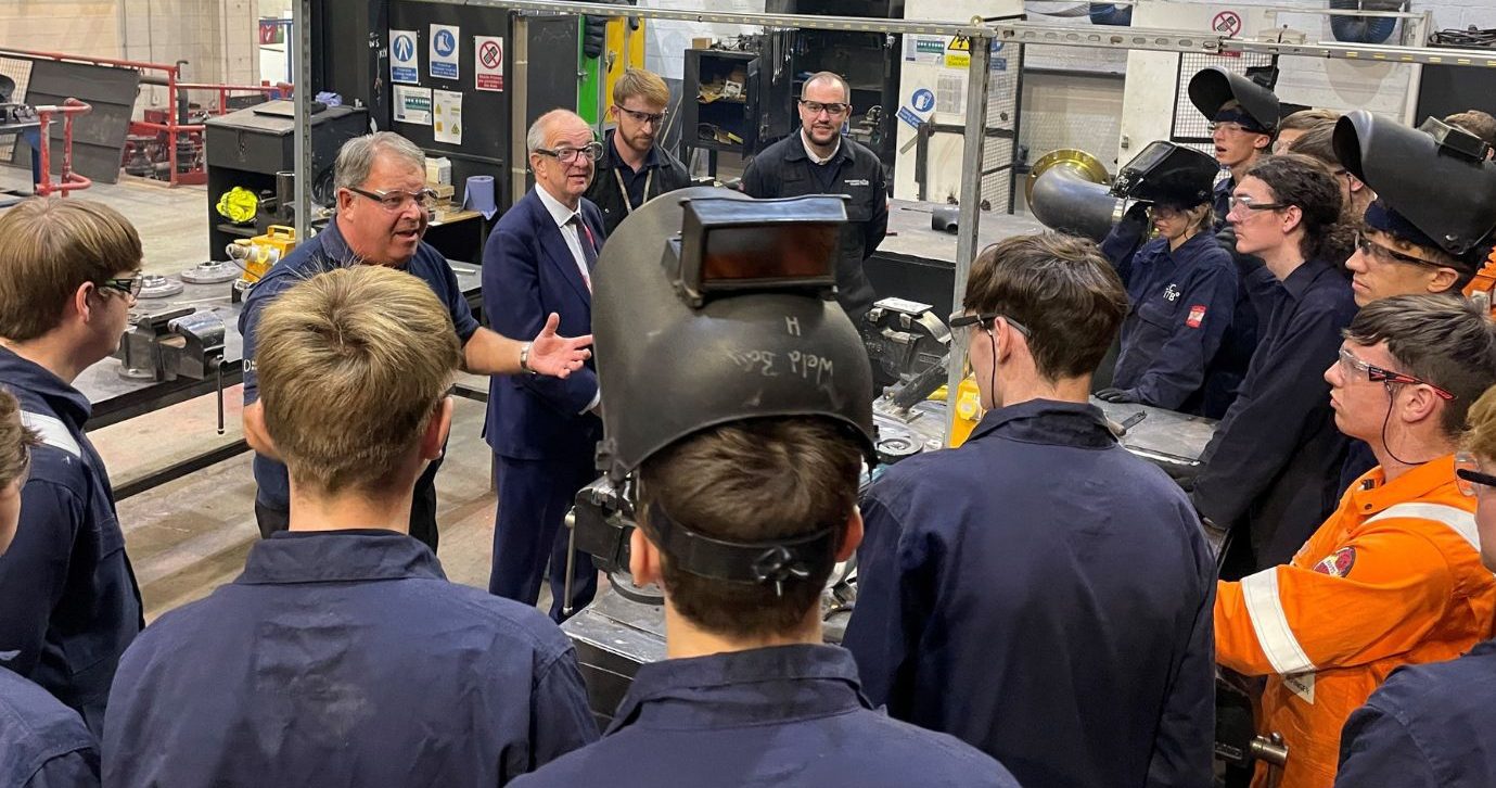 Andrew Hockey Talking With ECITB Scholars At The Engineering College In Birkenhead Aspect Ratio 760 400