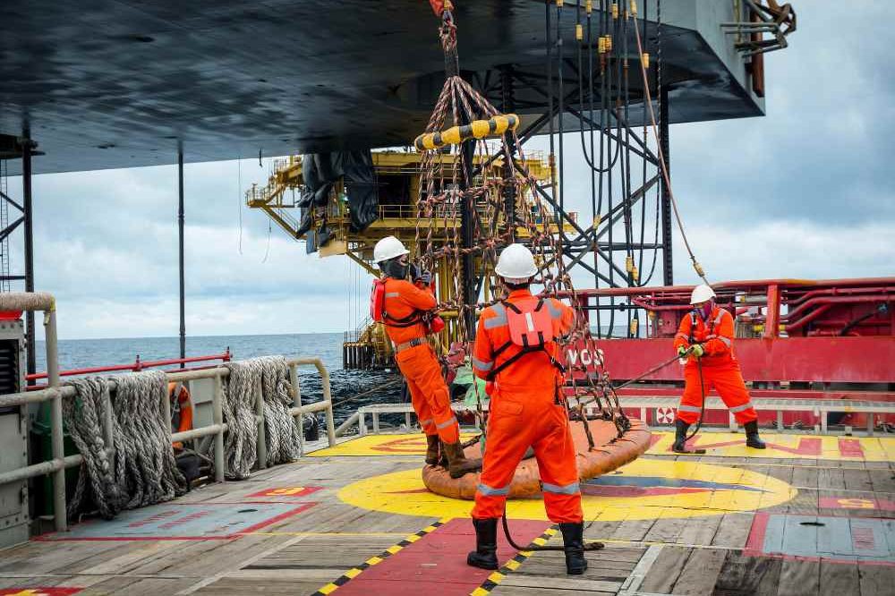 Group Of People Offshore Rigging Aspect Ratio 1200 800