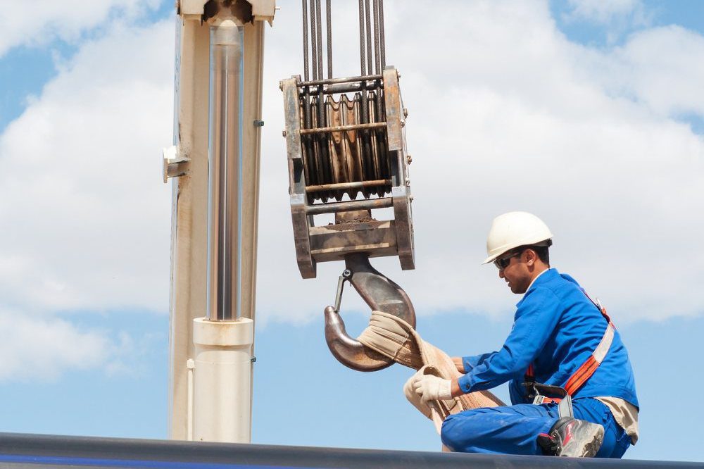 Man With Crane Erecting And Rigging Aspect Ratio 1200 800