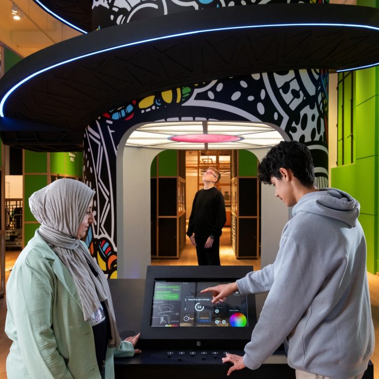 Visitors To The Technicians Gallery (2) © The Board Of Trustees Of The Science Museum, London