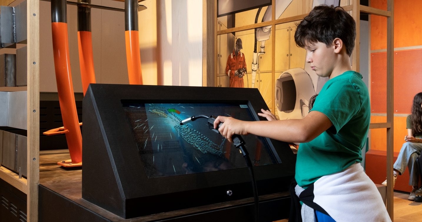 Visitors To The Technicians Gallery © The Board Of Trustees Of The Science Museum, London