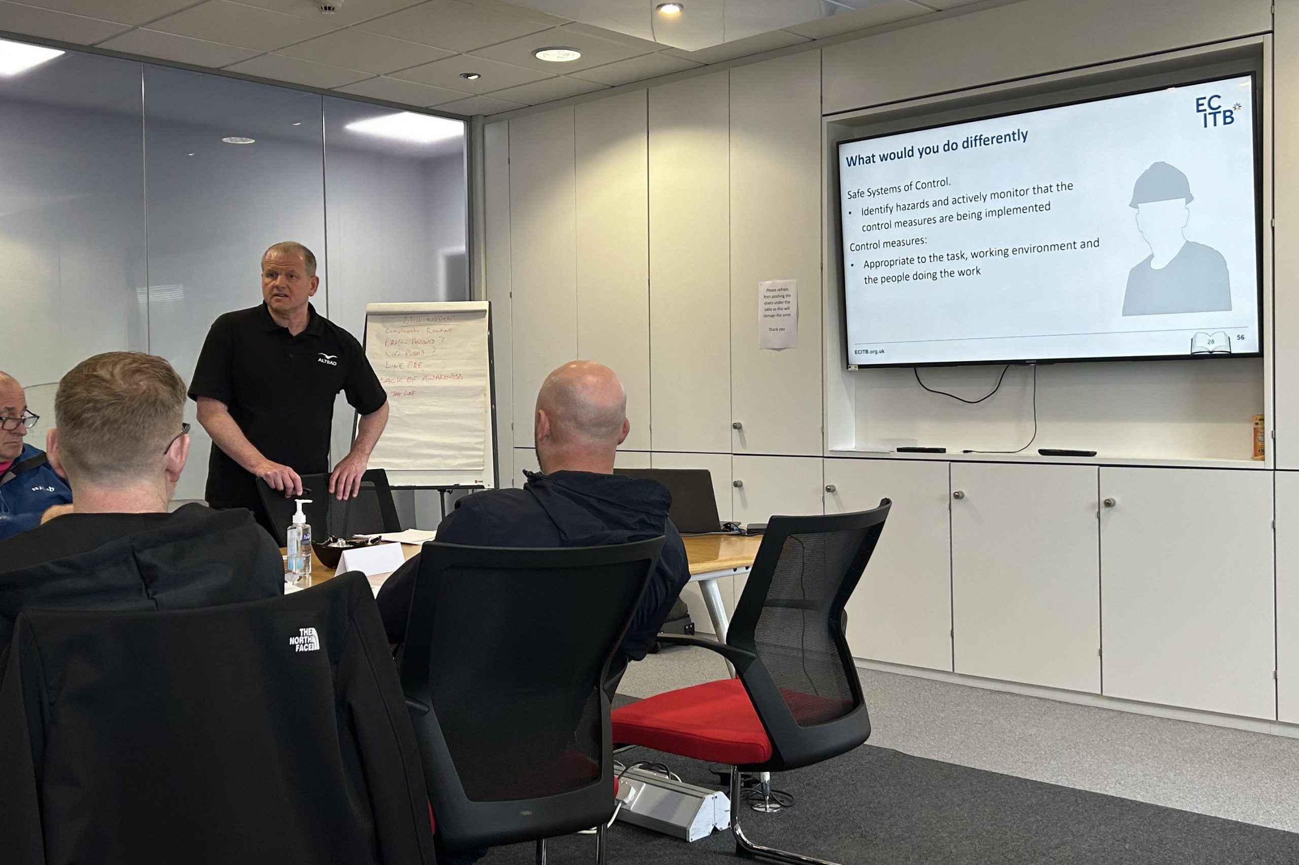 Leading a Team Safely (LaTS) course Tutor Mark Cockin Putting Delegates Through The ECITB Course