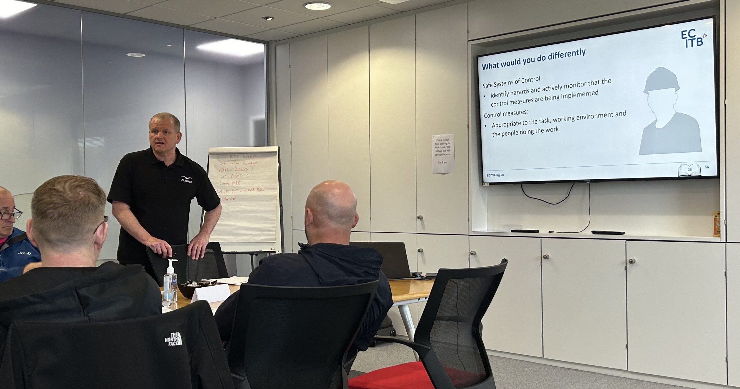 Leading a Team Safely (LaTS) course Tutor Mark Cockin Putting Delegates Through The ECITB Course
